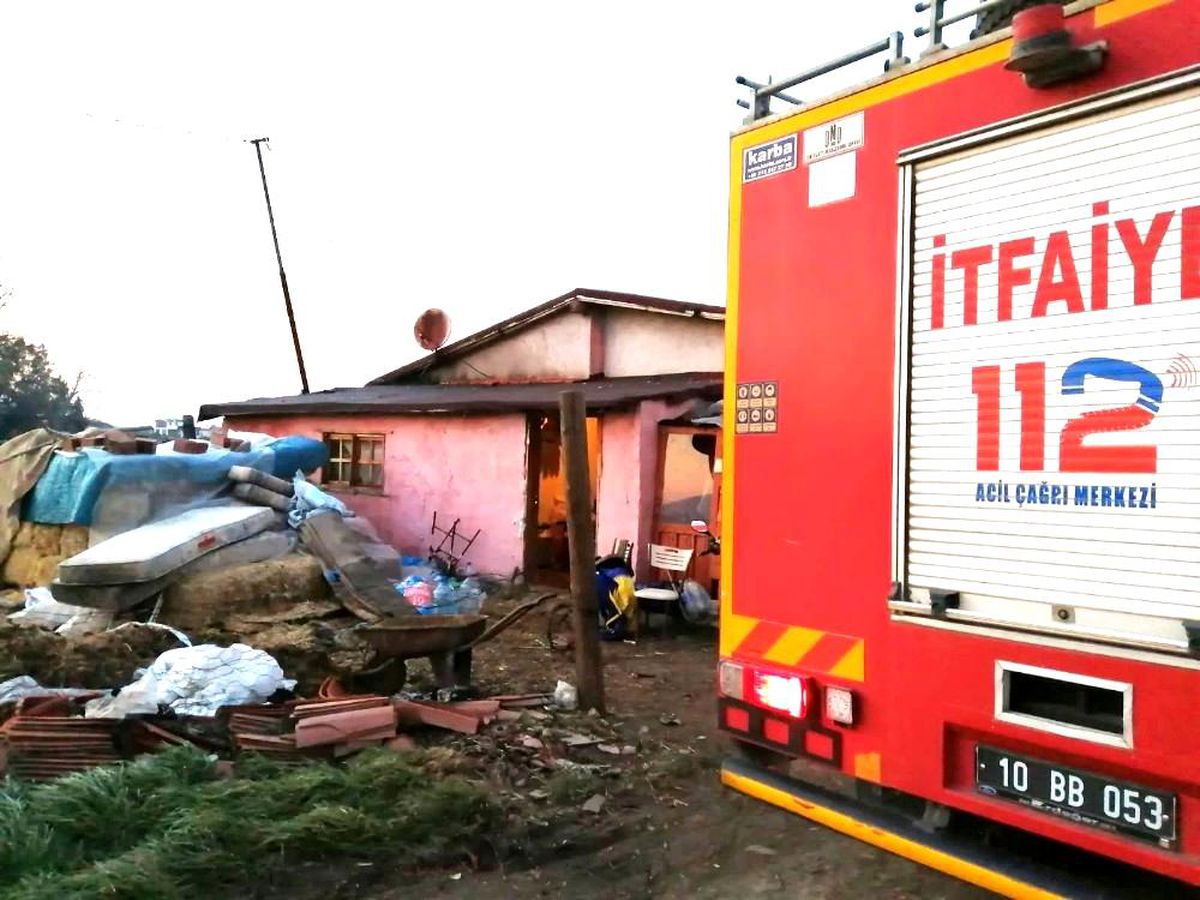 İnekleri yanmaktan itfaiye kurtardı