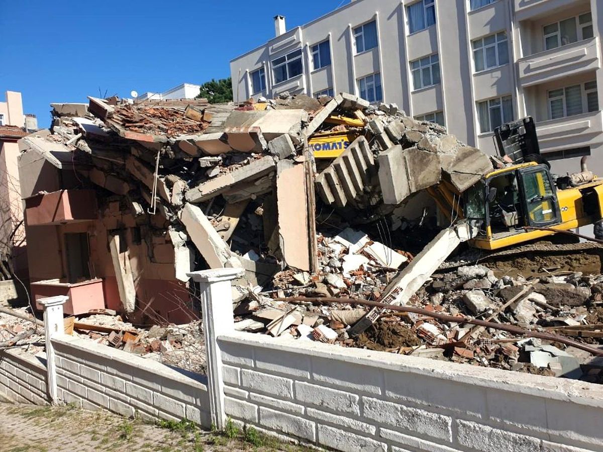 İş makinası ve operatör inşaatın altında kaldı