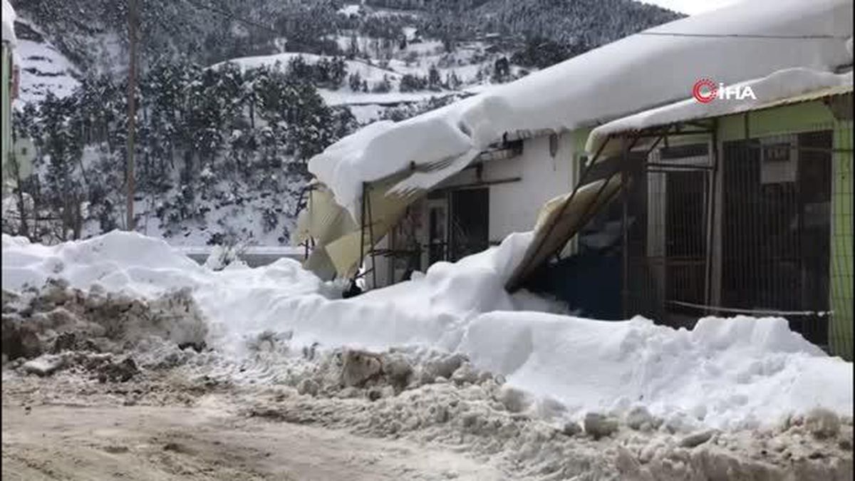 Kar ilçede çatıları çökertti