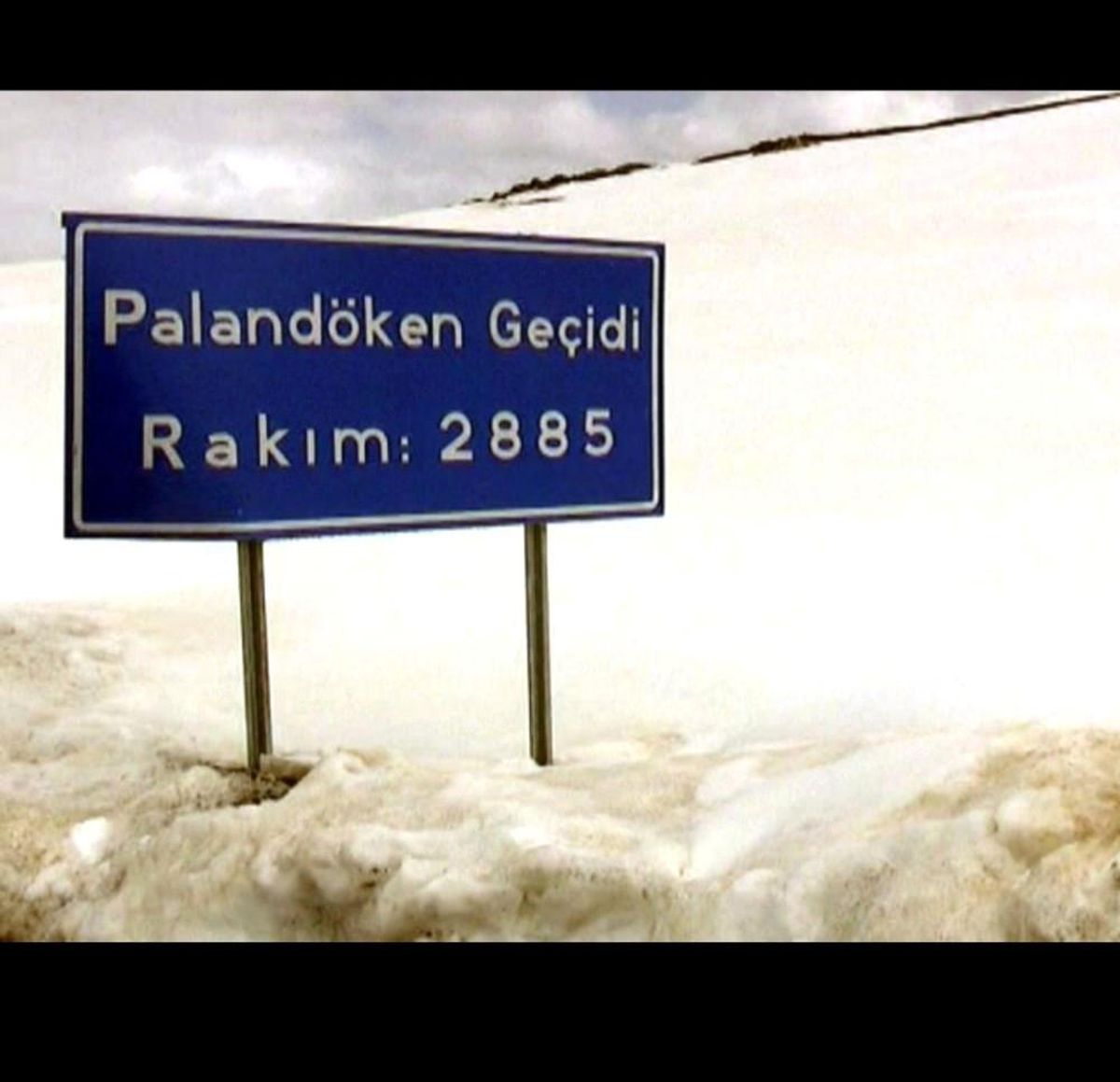 Kar ve tipi nedeniyle Tekman yolu ulaşıma kapandı