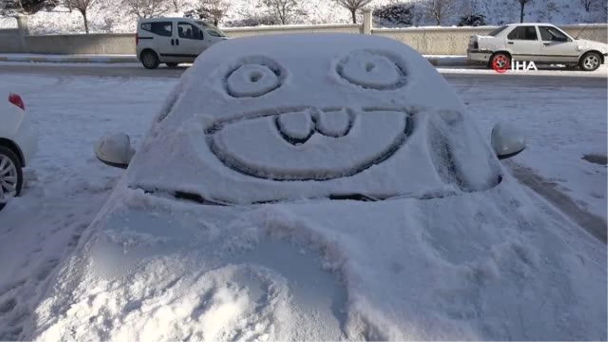 Karla kaplı otomobillerde gülümseten emojiler