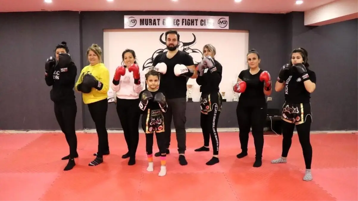 Kick boks ile hem spor yapıyor hem de kendilerini savunuyorlar