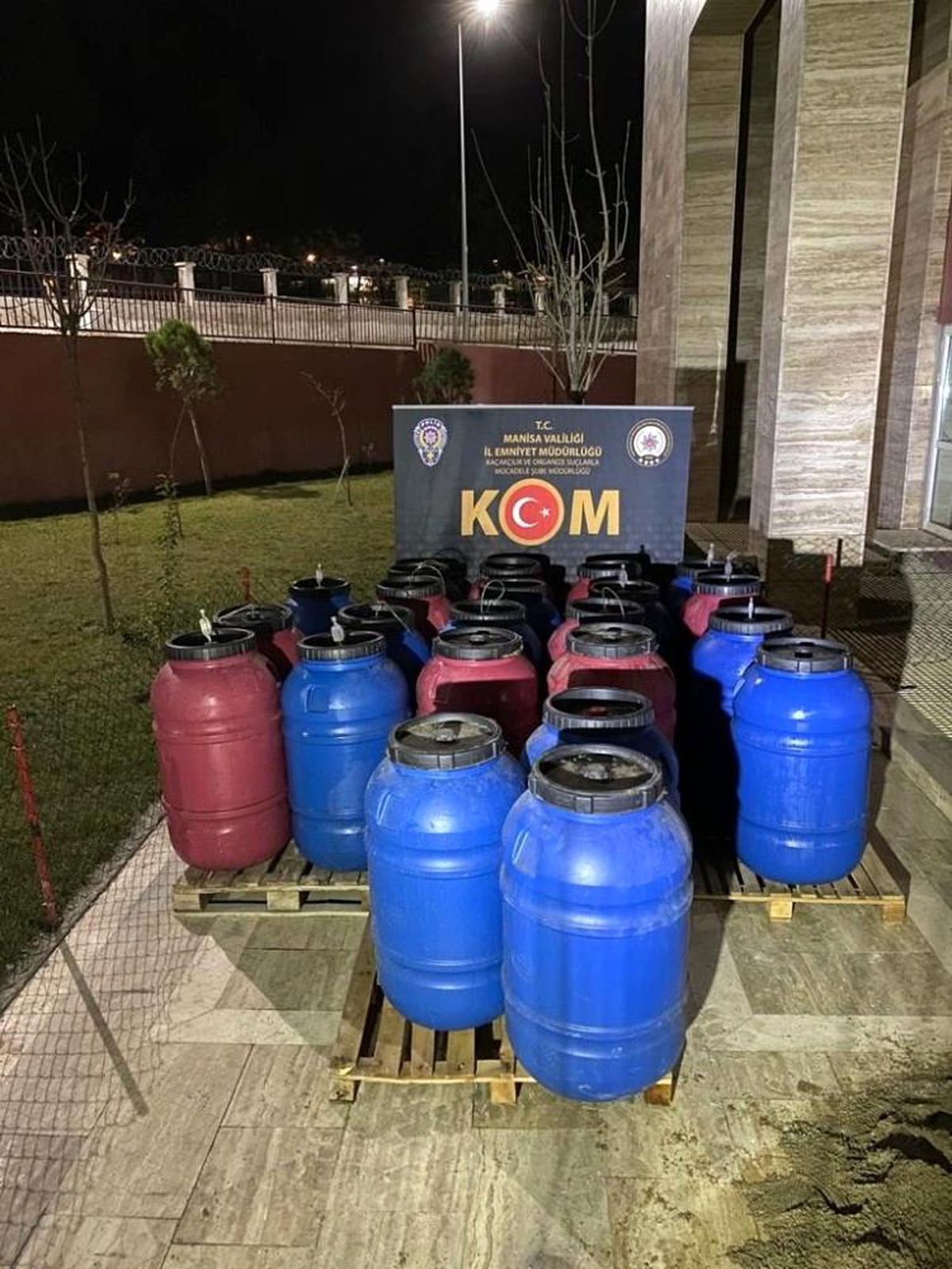 Manisa\'da 3 ton sahte içki ele geçirildi