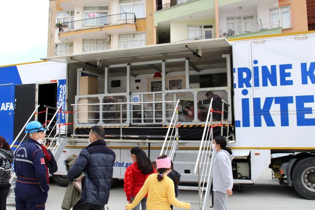 Mersin\'de çocuklara deprem simülasyon tırında deprem eğitimi