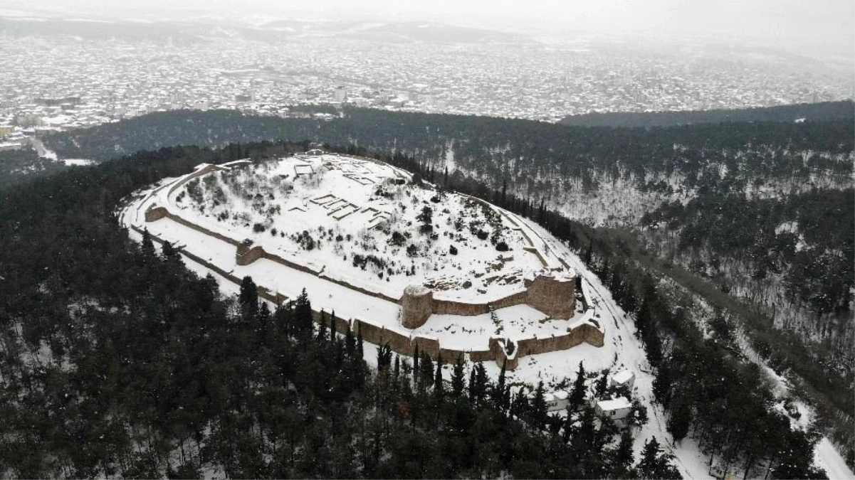 Tarihi Aydos Kalesi\'nde kar yağışı kartpostallık görüntüler oluşturdu