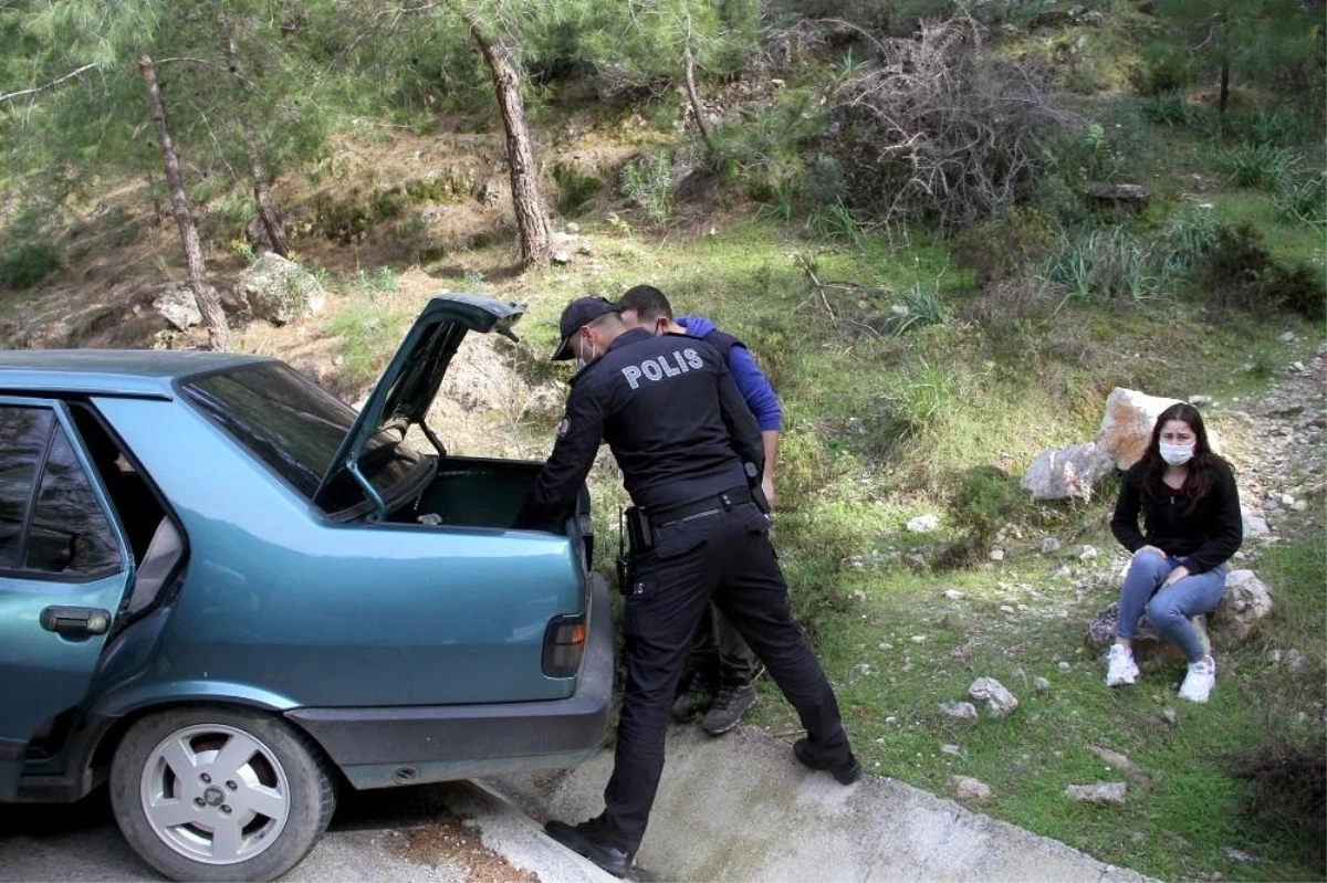 Sokağa çıkma kısıtlamasını ihlal eden genç, polisi görünce kız arkadaşını araçta bırakıp dağa kaçtı