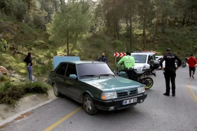 Sokağa çıkma kısıtlamasını ihlal eden genç, polisi görünce kız arkadaşını araçta bırakıp dağa kaçtı