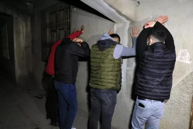 Son dakika haberi: Polisten kaçmaya çalışan ehliyetsiz sürücü kıskıvrak yakalandı