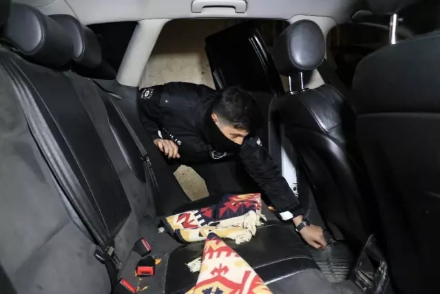 Son dakika haberi: Polisten kaçmaya çalışan ehliyetsiz sürücü kıskıvrak yakalandı