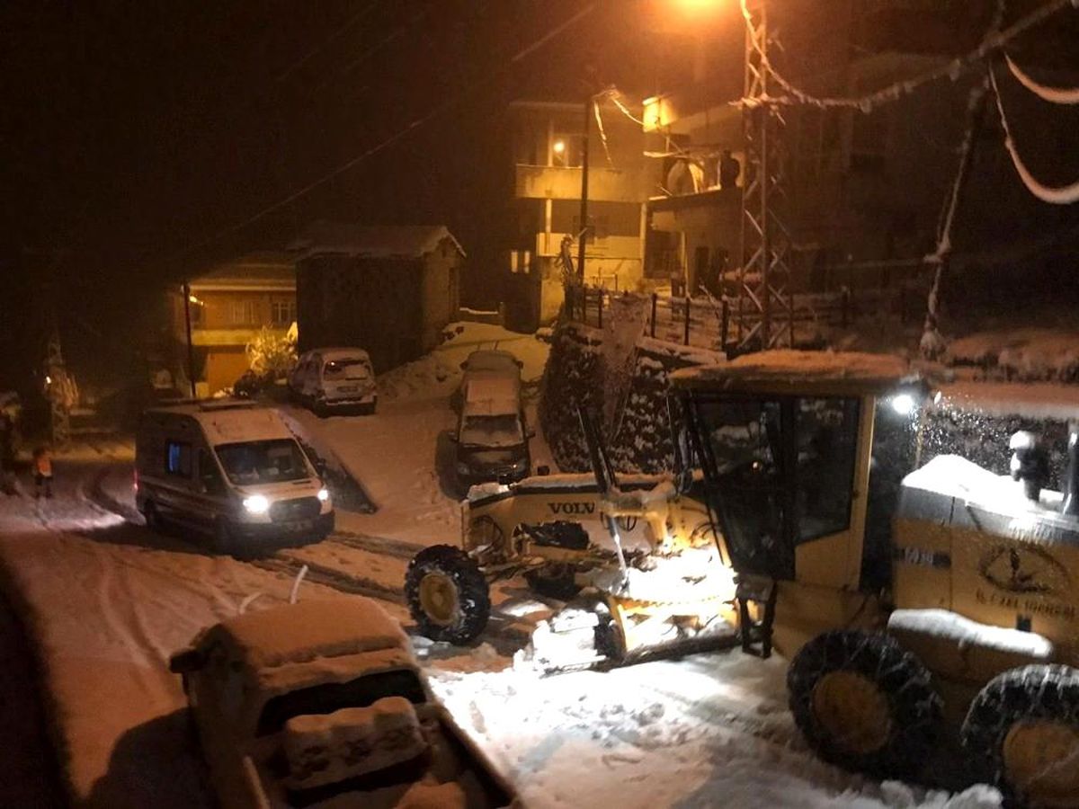 Rize\'de kar nedeniyle yolda kalan ambulansın imdadına İl Özel İdare ekipleri yetişti