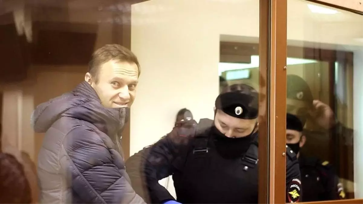 Rus muhalif lider Navalny 2 ayrı davadan ceza aldı