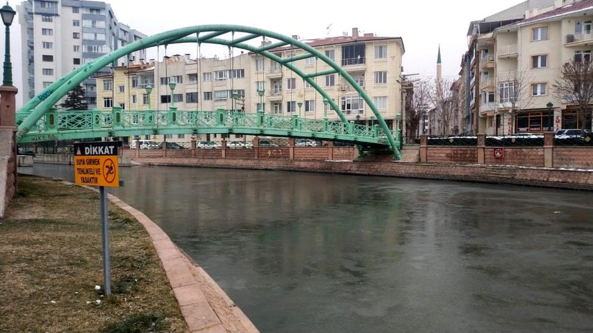 Soğuk havanın etkisiyle Porsuk Çayı buz tuttu