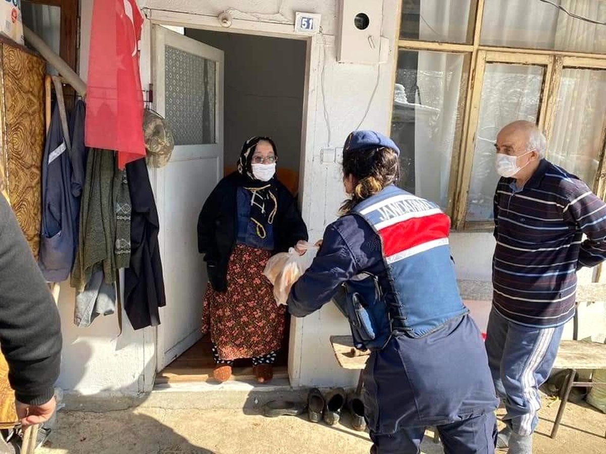 Yaşlıların ihtiyaçlarını jandarma karşılıyor