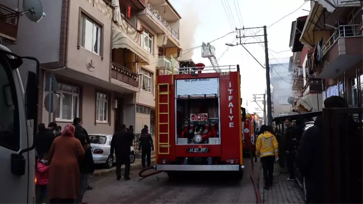 3 katlı binanın çatısı alev alev yandı