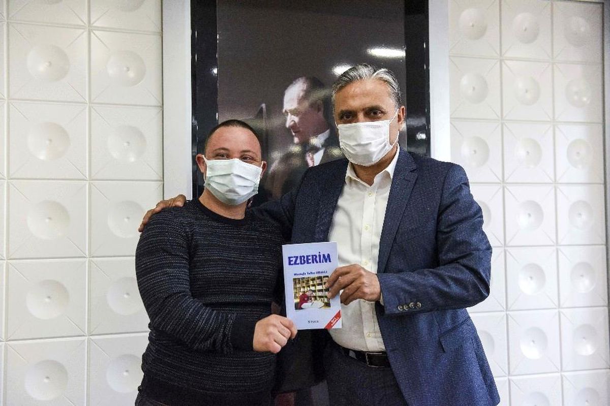 Down sendromlu yazar kitabını Uysal için imzaladı
