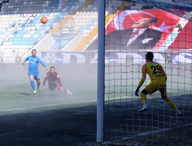 Erzurumspor-Hatayspor maçında zemin ısıtması devreye girince saha buharla kaplandı