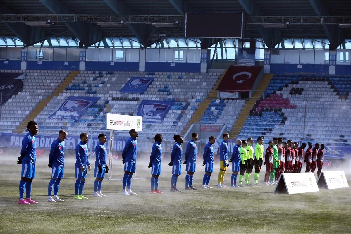Erzurumspor-Hatayspor maçında zemin ısıtması devreye girince saha buharla kaplandı