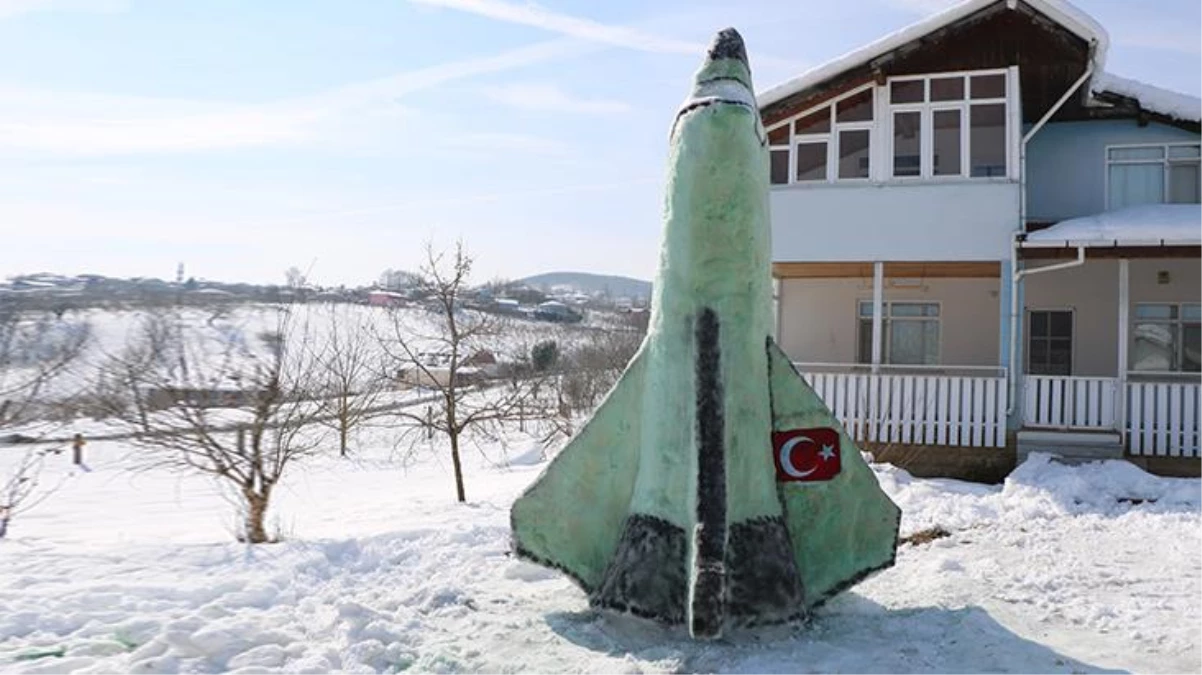 Gündemdeki haberlerden etkilenen vatandaş, kardan \'uzay mekiği\' yaptı