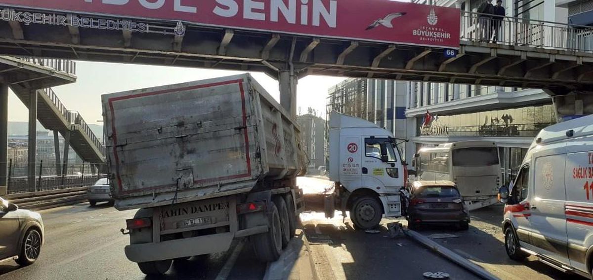 Hafriyat kamyonu iki araca çarptı, kısıtlama günü E-5 trafiği kilitlendi