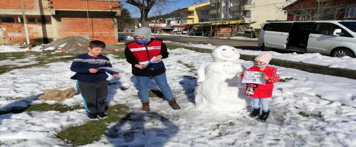 Jandarma bilgilendirme broşürü dağıttı