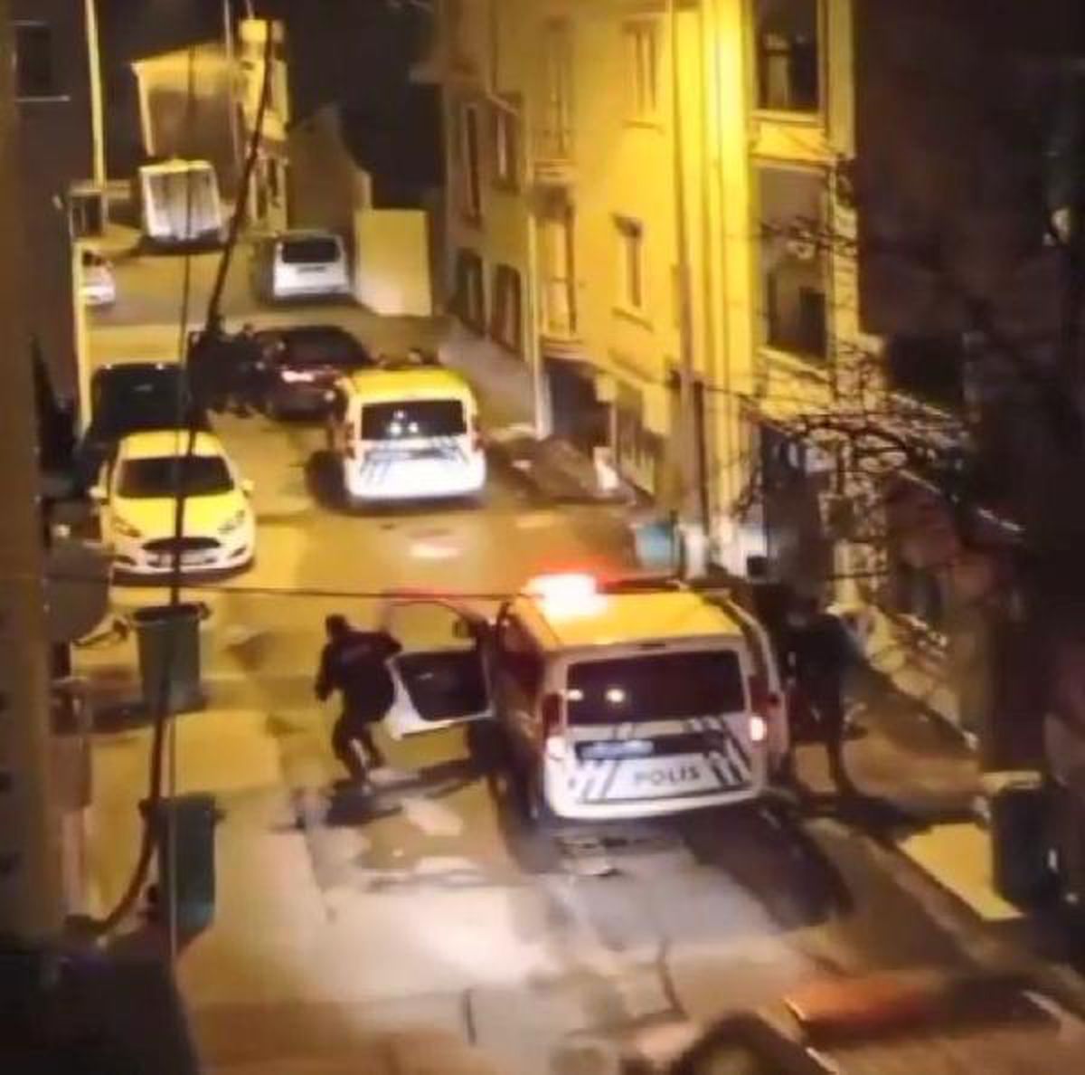 Son dakika haberi... Kısıtlamada \'dur\' ihtarına uymayıp polisle çatışan şüpheli kendini vurdu; 1\'i yaralı 3 kişi yakalandı