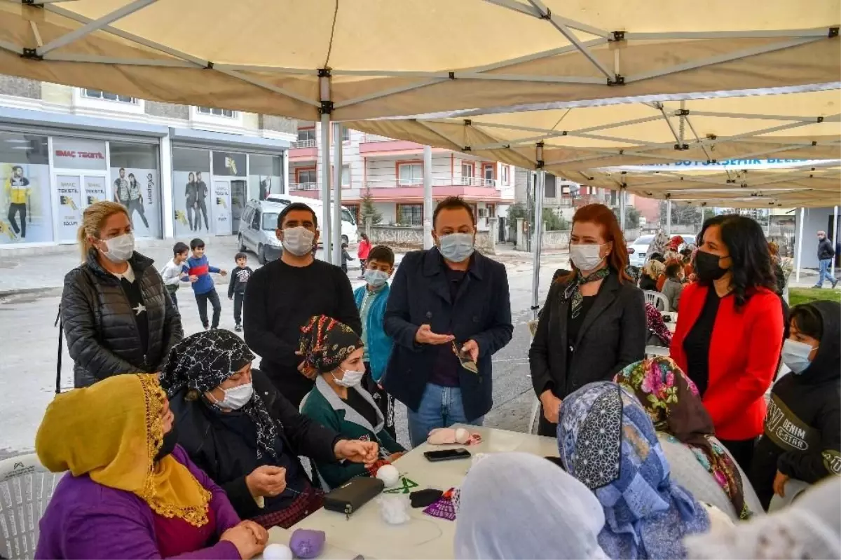 Mersin\'de kadınlar çoraptan oyuncak yapıp üretime katılıyor