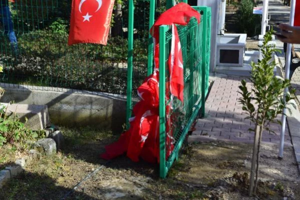 15 Temmuz ehidi ikiz polislerin mezarlarna alak saldr! Acl babann gzyalar yrek burktu