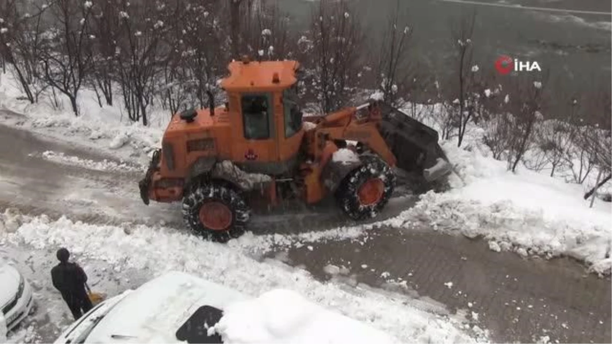 Şırnak\'ta kar yağışı nedeni ile kapanan köy yolları ulaşıma açıldı