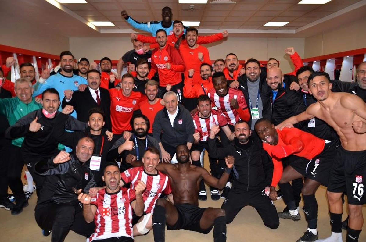 Sivasspor\'dan galibiyet pozu!