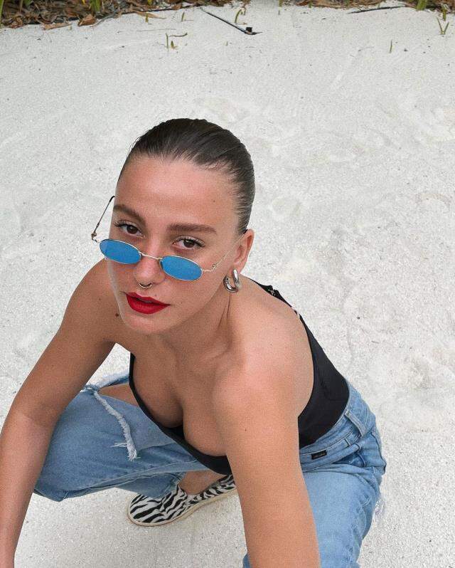 Tatil paylaşımlarını beğenmeyen Demet Akalın'a Serenay Sarıkaya'dan yanıt