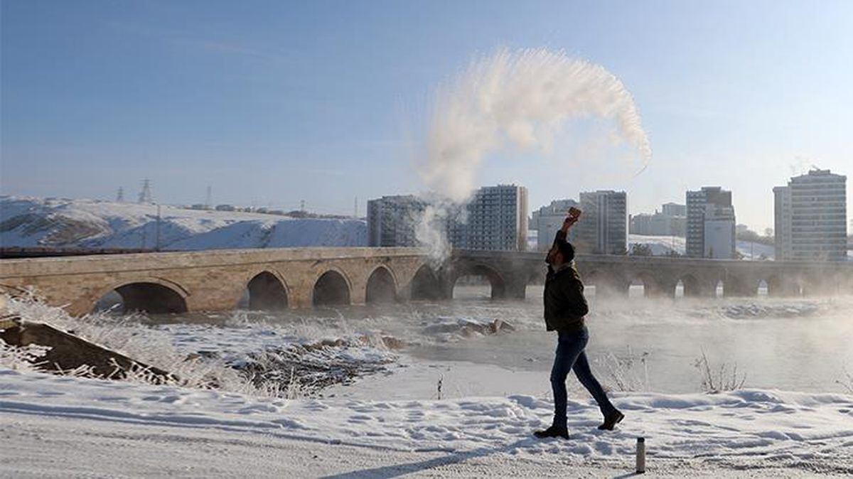 Sibirya soğuklarını aratmayan Sivas\'ta havaya atılan su yere buz tanecikleri olarak düştü