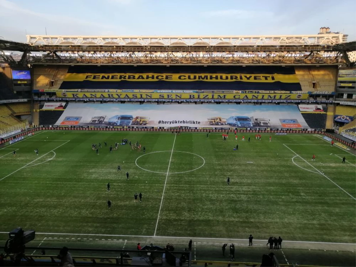 Ülker Stadı\'nın bozuk zeminine taraftar, sosyal medyada isyan etti