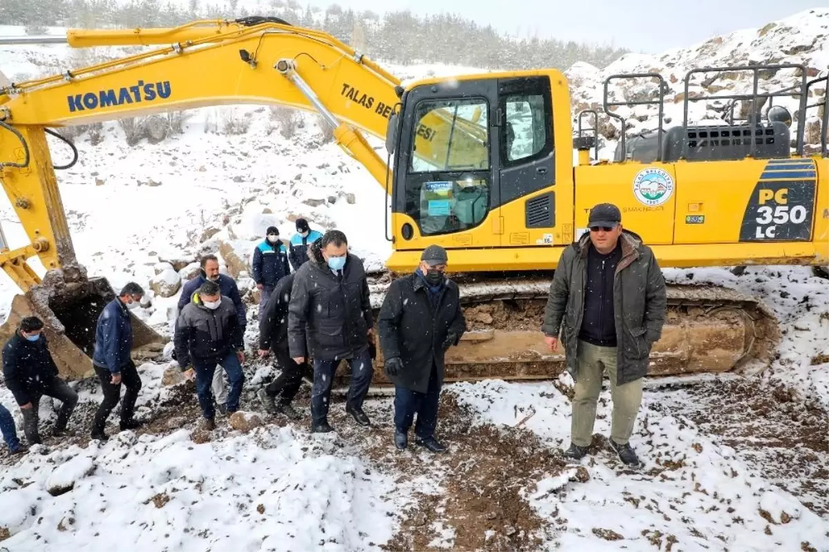 Talas Belediyesi olumsuz hava şartlarına rağmen çalışmalarını sürdürüyor