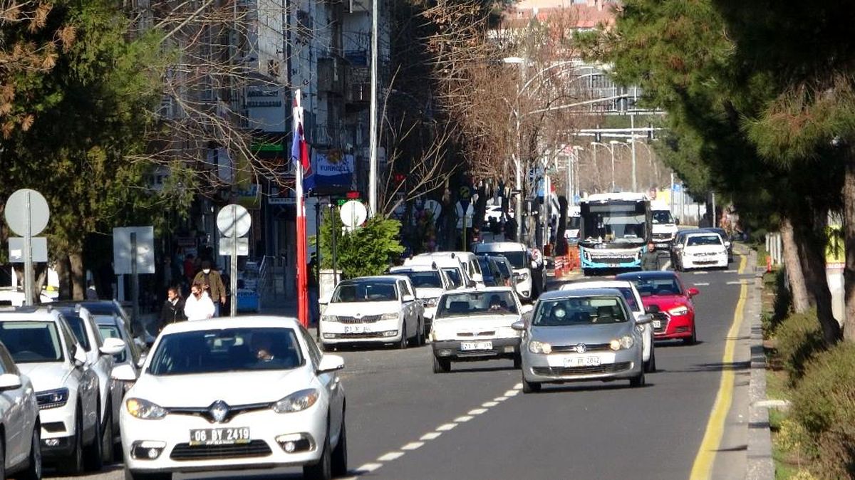 56 saatlik kısıtlamanın bitmesiyle Diyarbakır\'da trafik yoğunluğu başladı