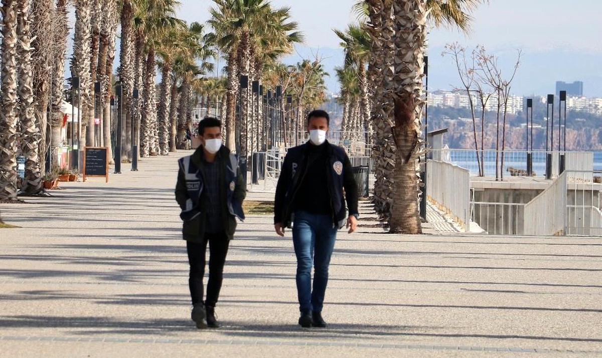 Antalya\'da sokağa çıkma yasağını delenlere ceza yağdı