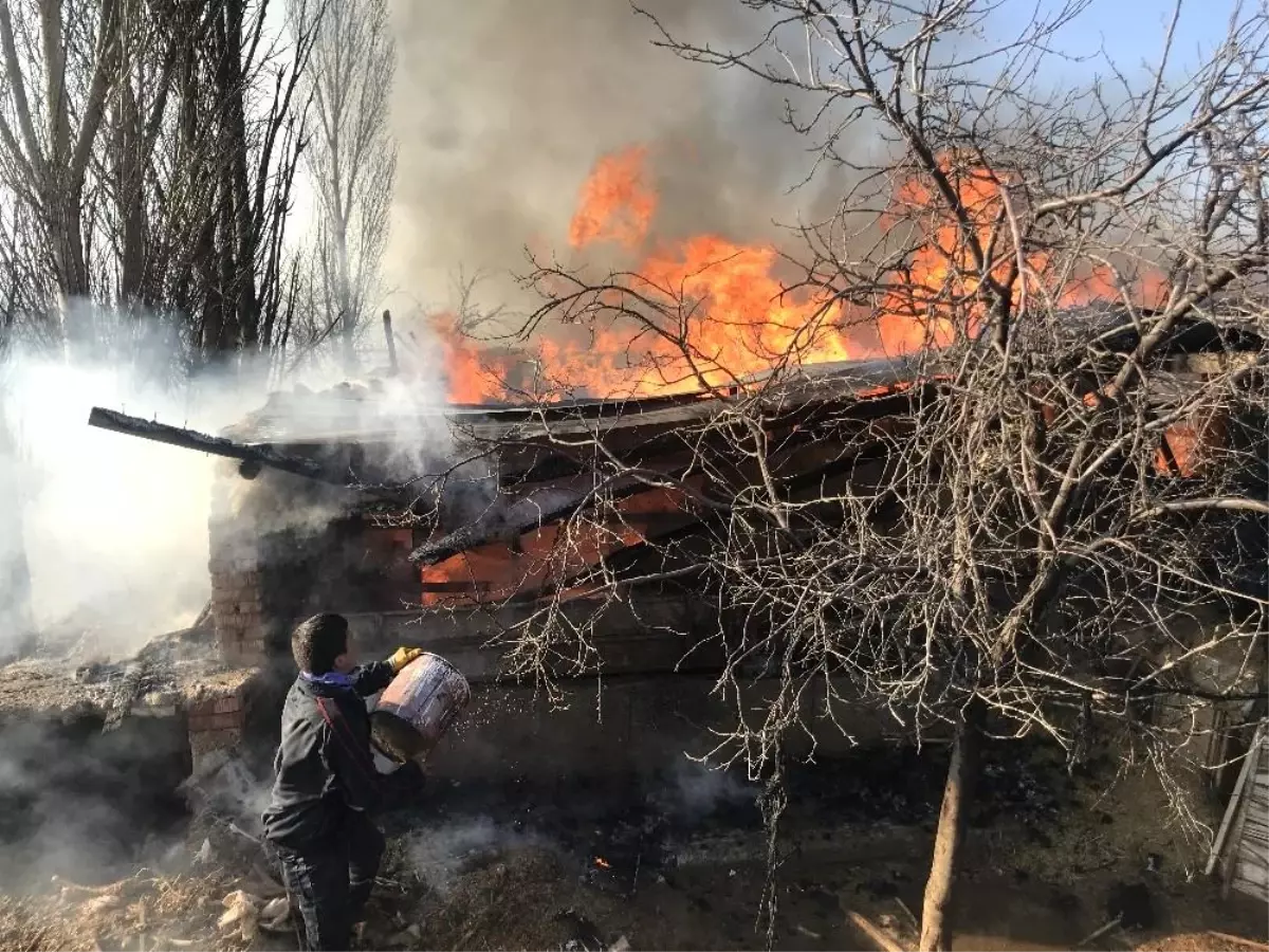 Arı kovanı imalathanesinde çıkan yangını söndürmek için çocuklar da seferber oldu
