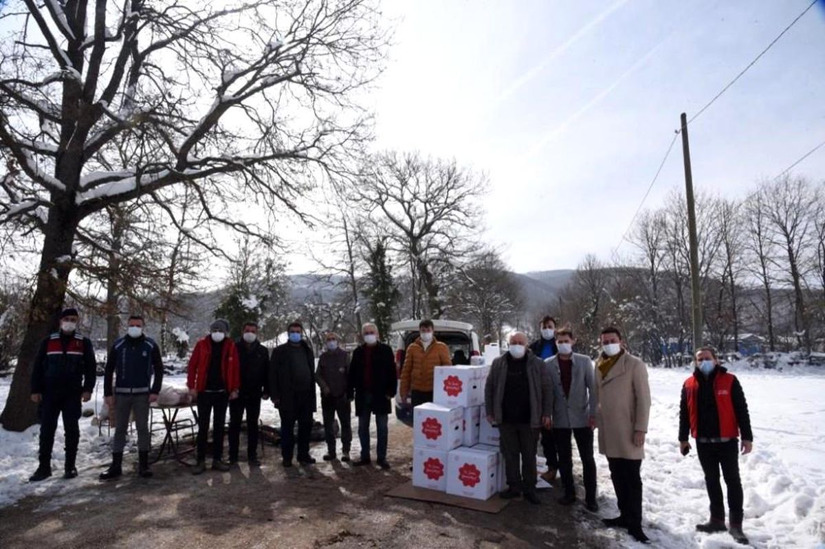 Belediyeden karantinada olan Elmabahçe köyüne gıda ve maske yardımı