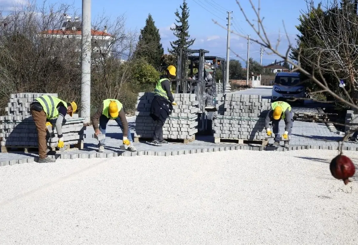 Döşemealtı Belediyesinden Yeşilbayır\'a parke ve yol çalışması