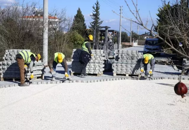 Döşemealtı Belediyesinden Yeşilbayır'a parke ve yol çalışması