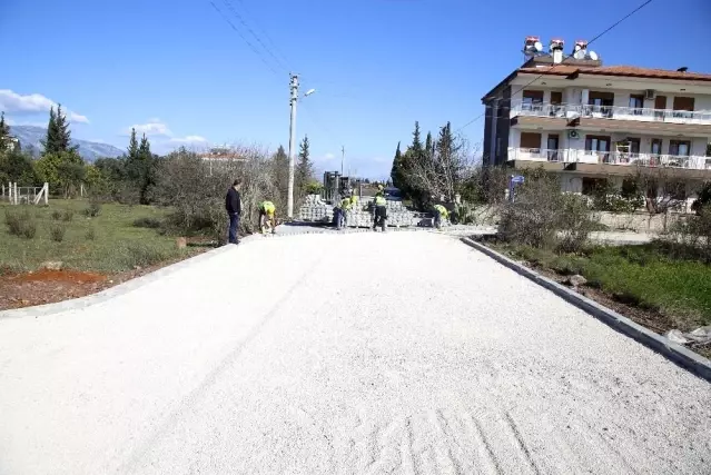 Döşemealtı Belediyesinden Yeşilbayır'a parke ve yol çalışması