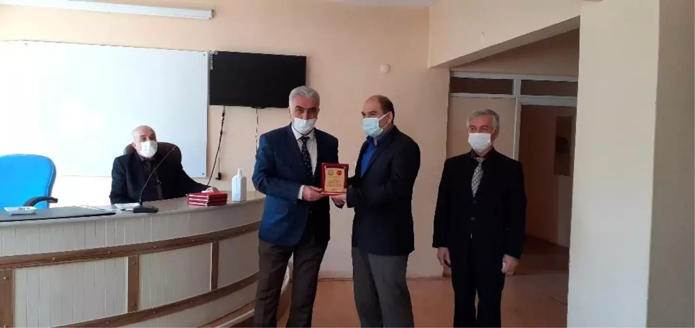 Emekli imamlara teşekkür plaket