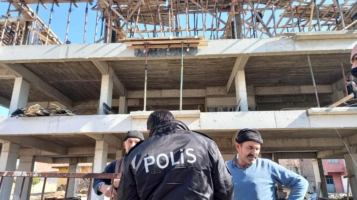 İnşaatın ikinci katından düşen işçi yaralandı