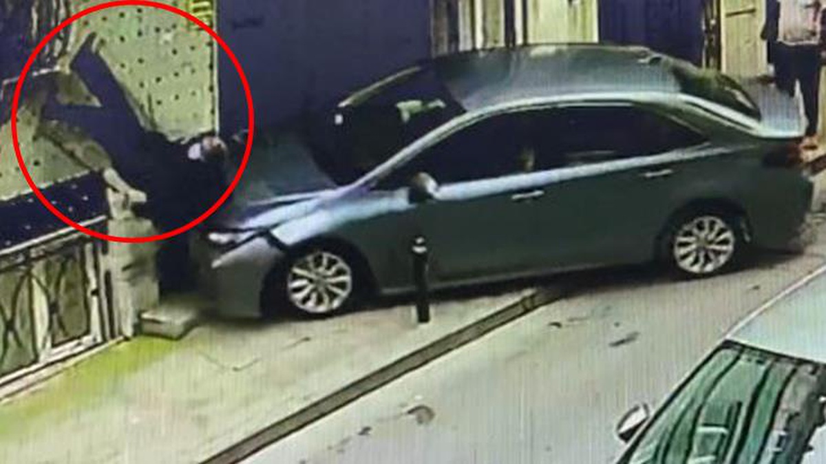 Direksiyon hakimiyetini kaybeden kadının, bastonlu yaşlı adama çarptığı anlar kamerada