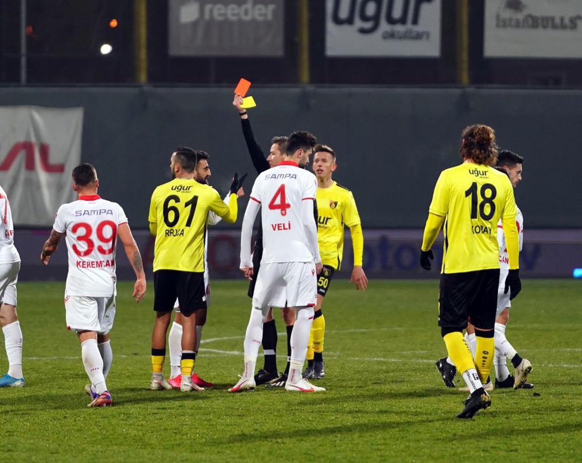İstanbulspor, Samsunspor maçında hakem yanlış oyuncuya kart gösterince tekrar için TFF\'ye başvurdu