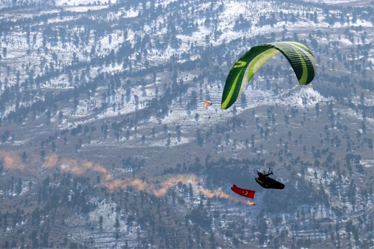 Kar manzarasında yamaç paraşütü