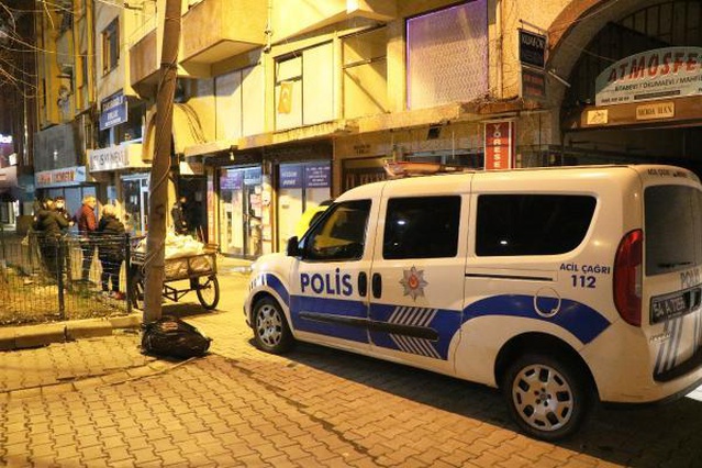 Karşı apartmandaki kadınlara bakıp mastürbasyon yapan sapık gözaltına alındı
