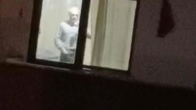 Karşı apartmandaki kadınlara bakıp mastürbasyon yapan sapık gözaltına alındı