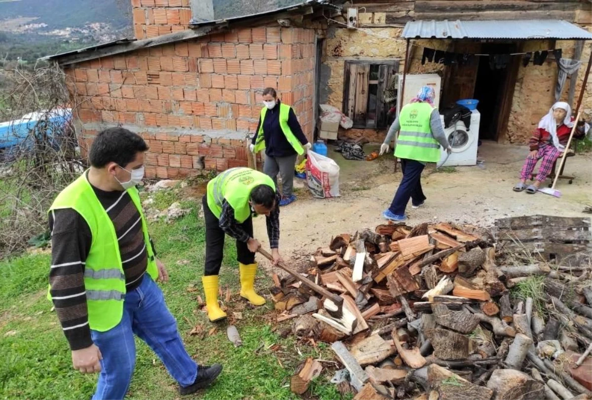 Kaş Belediyesinden ihtiyaç sahiplerine evde temizlik hizmeti