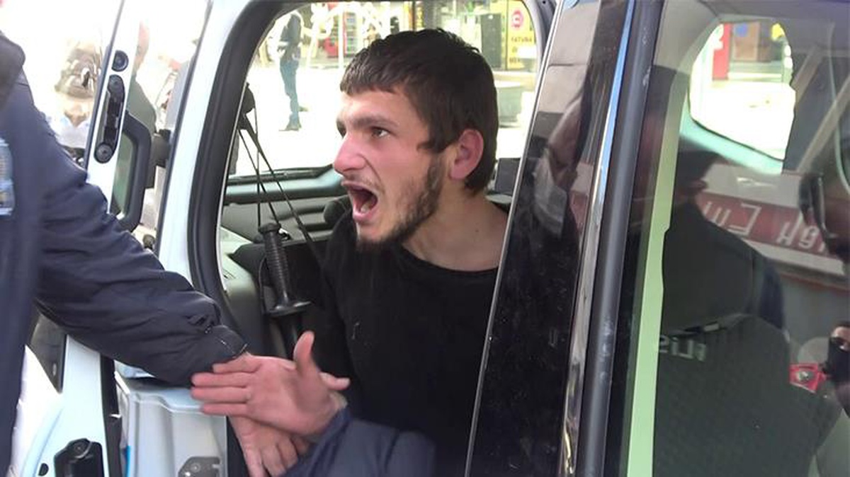Metruk binaya girmeye çalışan şahıs, ekiplere "Siz benim kim olduğumu biliyor musunuz?" diyerek tehditler savurdu