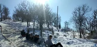 Mezarlık yolunu piste çevirdiler, bidonlarla kaydılar